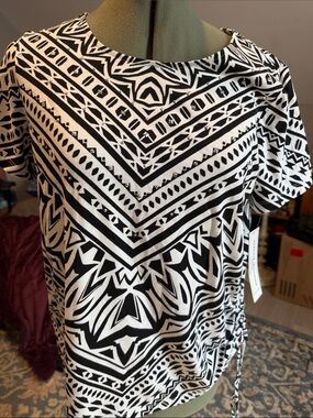 Alfred Dunner Black and White Geometric Short Sleeve Top